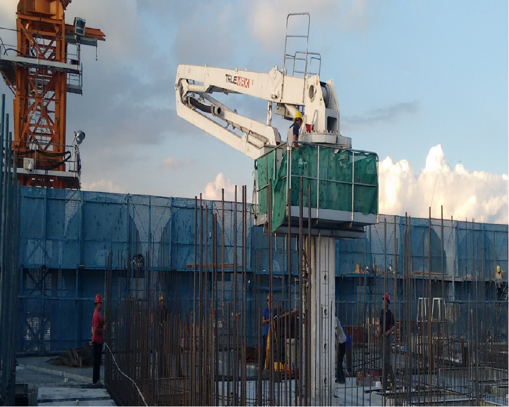 What are the preparations before the use of TRUEMAX hydraulic concrete placing boom?