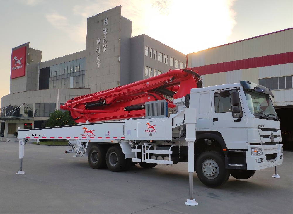 Advantages of small concrete truck-mounted boom pump